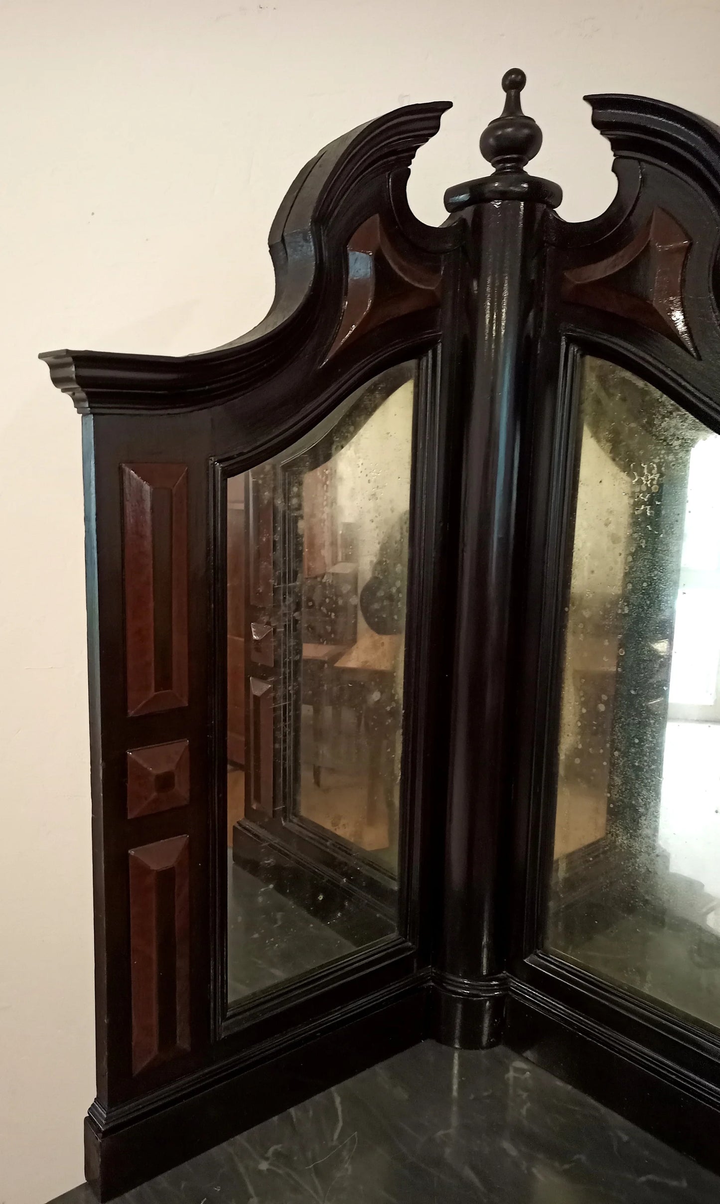 Splendida angoliera in legno scuro con specchio a tre ante e intagli decorativi in ottime condizioni