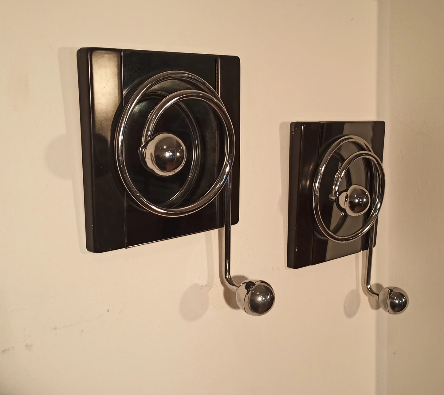 Due eleganti ganci appendiabiti neri da parete con design a spirale e corda in metallo di willy rizzo anni 70