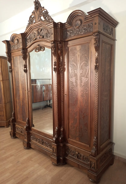 Armadio antico in stile rinascimentale italia fine xix secolo in legno intagliato con specchio centrale