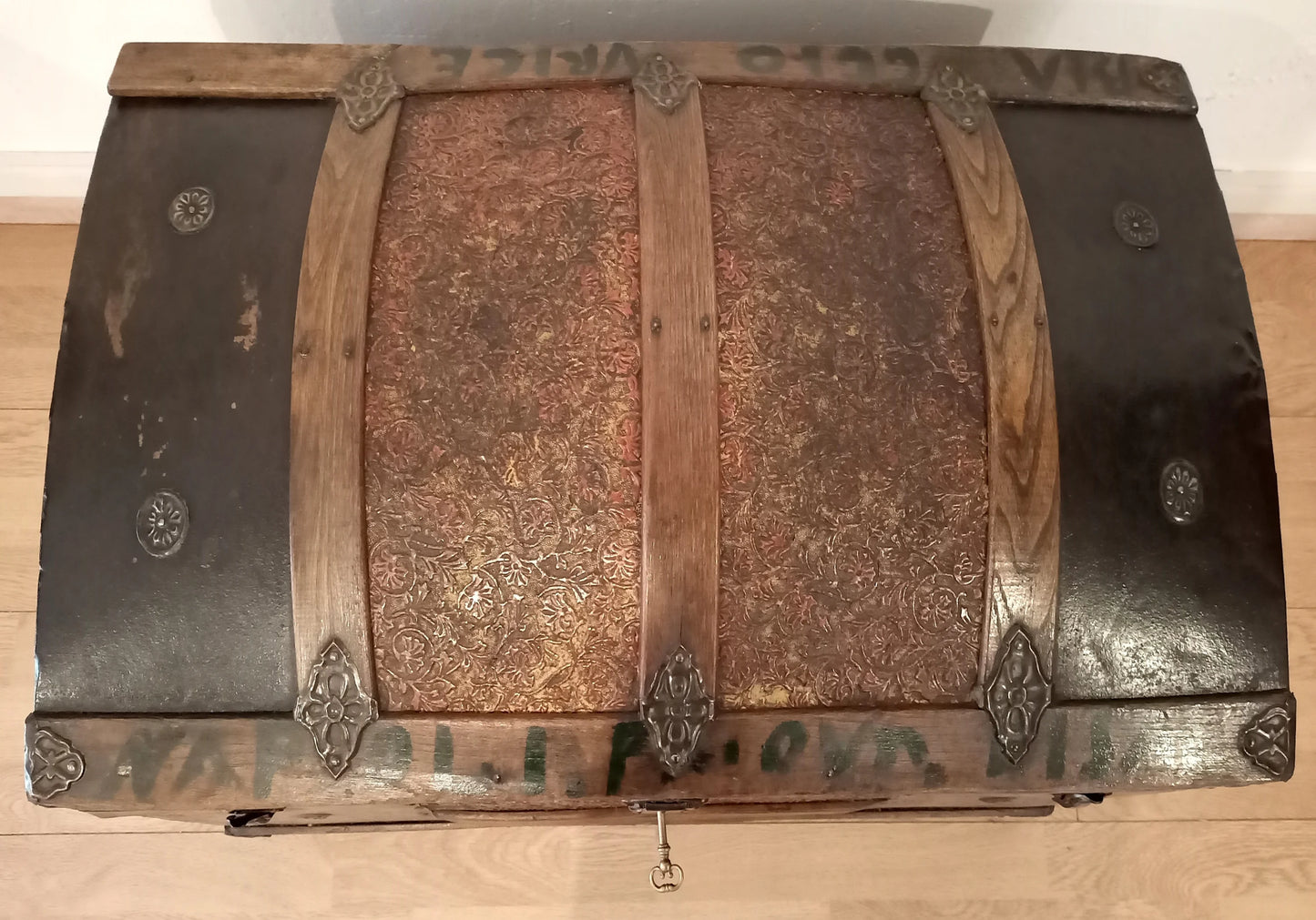 Antico baule bombato epoca 800 in legno restaurato con fasce metalliche e ferramenta decorativa