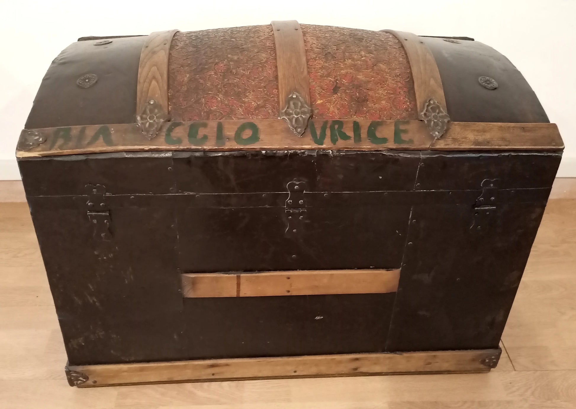 Antico baule bombato epoca 800 in legno e metallo restaurato con cinghie in pelle e ferrature metalliche