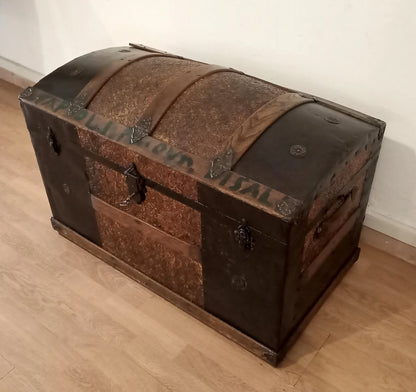 Antico baule bombato epoca 800 in legno e metallo restaurato con dettagli in rilievo e ferrature ornate