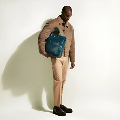 Montblanc borsa 24/7 soft blu legion in pelle con design minimalista e manico superiore raffinata maestria artigianale