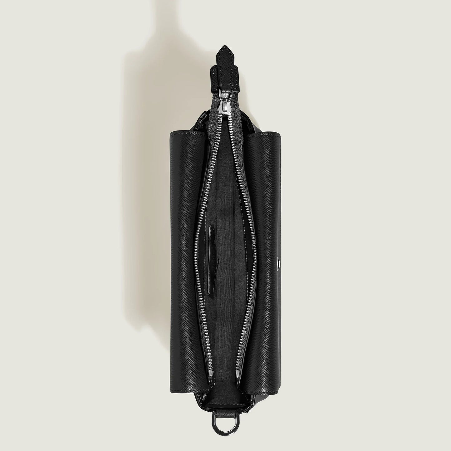 Montblanc messenger bag trio sartorial nero in pelle nera con superficie testurizzata e cerniera argento elegante e funzionale
