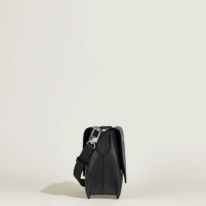 Montblanc messenger bag trio sartorial nero in pelle nera testurizzata con dettagli in metallo argentato elegante e funzionale