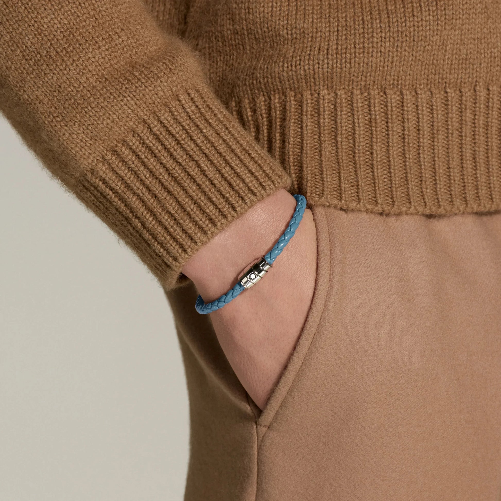 Bracciale montblanc in pelle meisterstück blu fumè a tre anelli con chiusura in acciaio indossato al polso