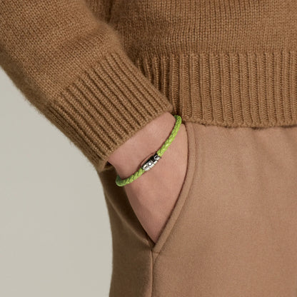 Montblanc bracciale in pelle meisterstück lime verde lime intrecciato con chiusura in acciaio indossato al polso