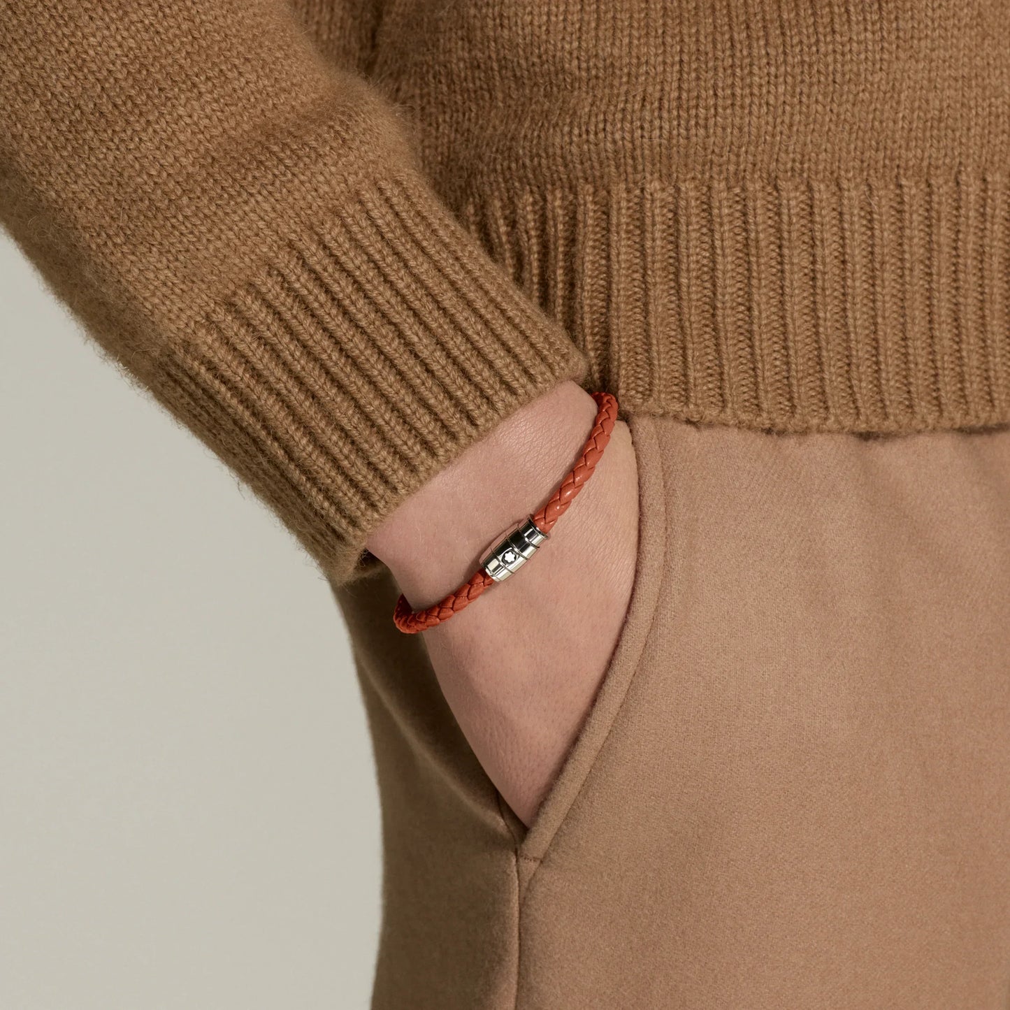 Bracciale montblanc in pelle meisterstück cayenne arancione con clasp in acciaio indossato su polso