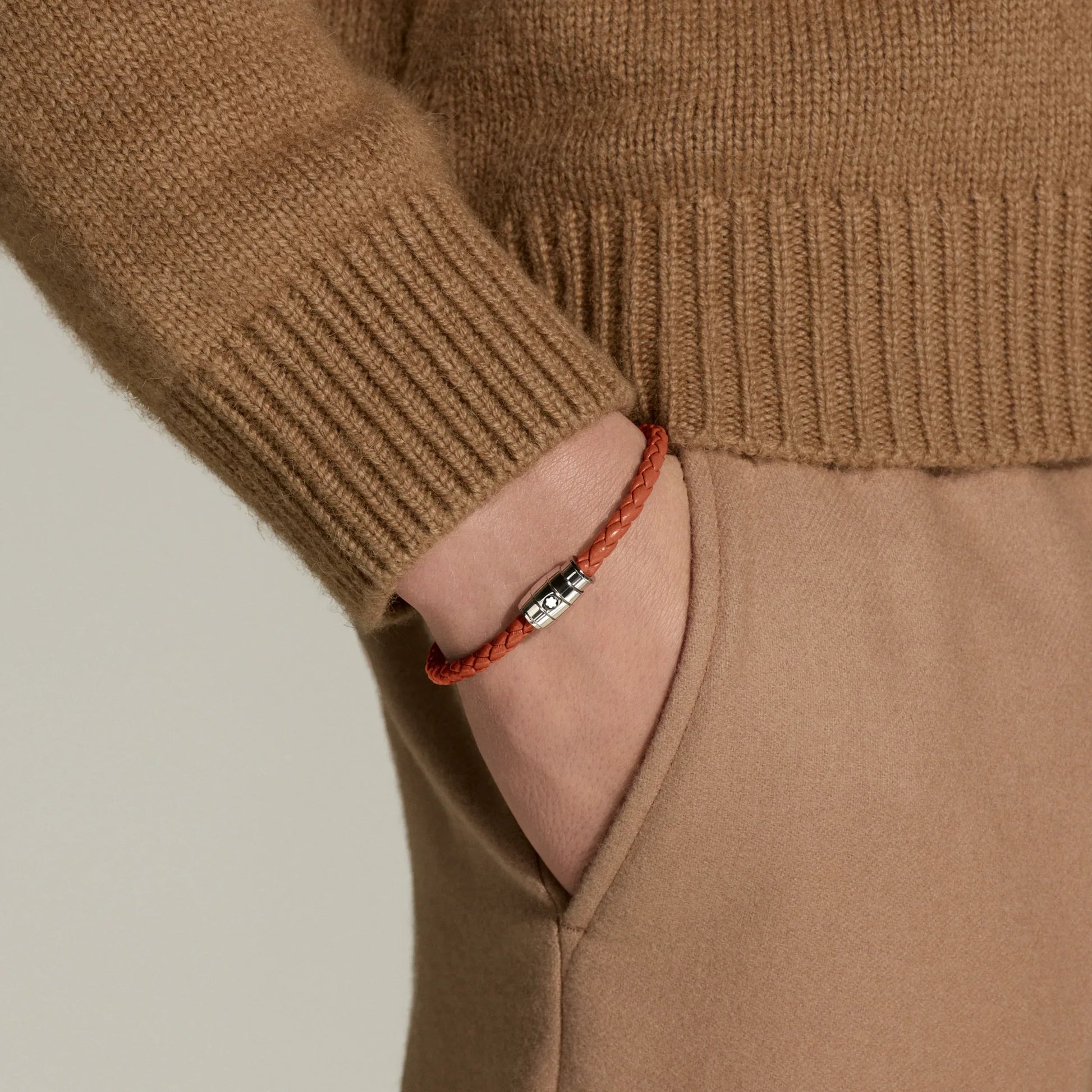 Bracciale montblanc in pelle meisterstück cayenne arancione con clasp in acciaio indossato su polso
