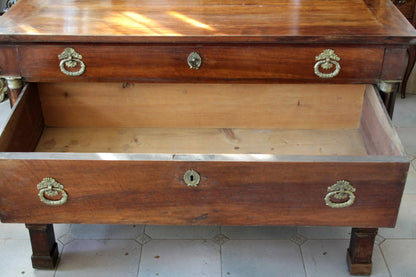 Comò cassettiera Impero in noce con dettagli in bronzo XIX secolo aperta, esempio di artigianato italiano d’epoca