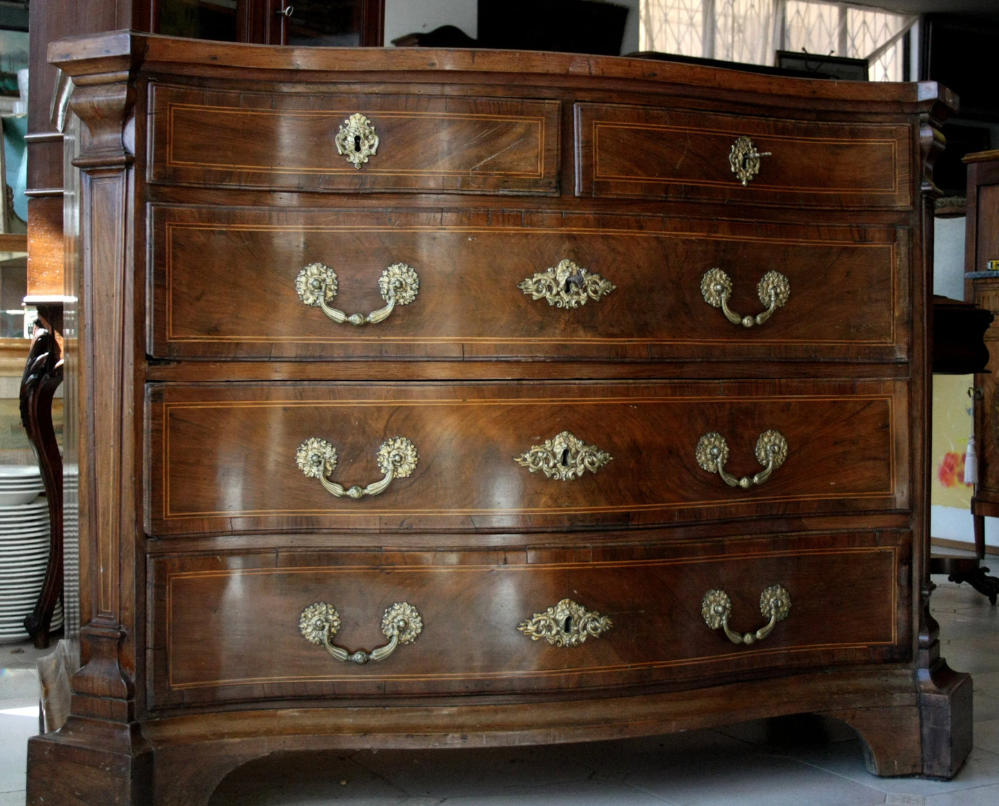 Canterano in noce xviii secolo spagna con raffinato cassettone, linea elegante e fronte ricurvo in legno antico