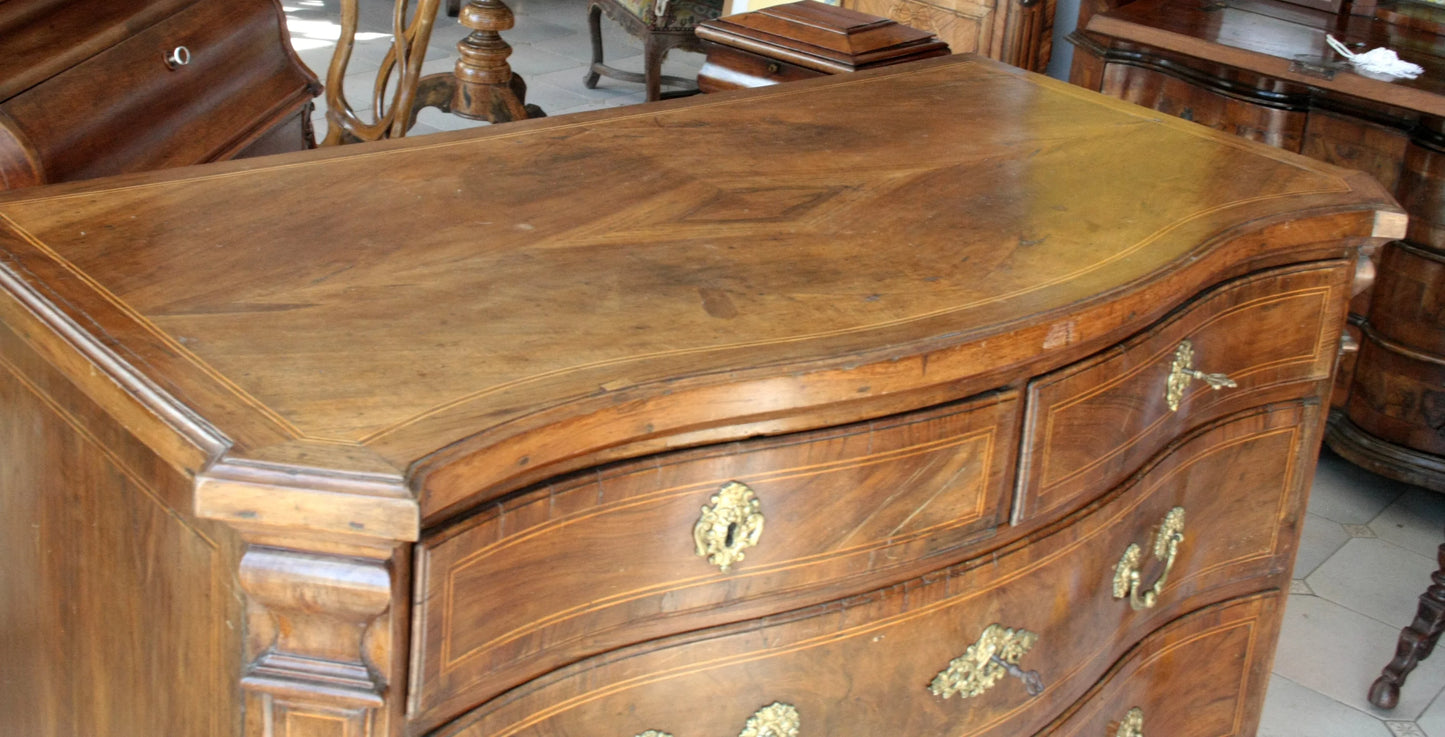 Canterano in noce xviii secolo spagna con fronte ricurvo raffinato cassettone e linea elegante in legno antico
