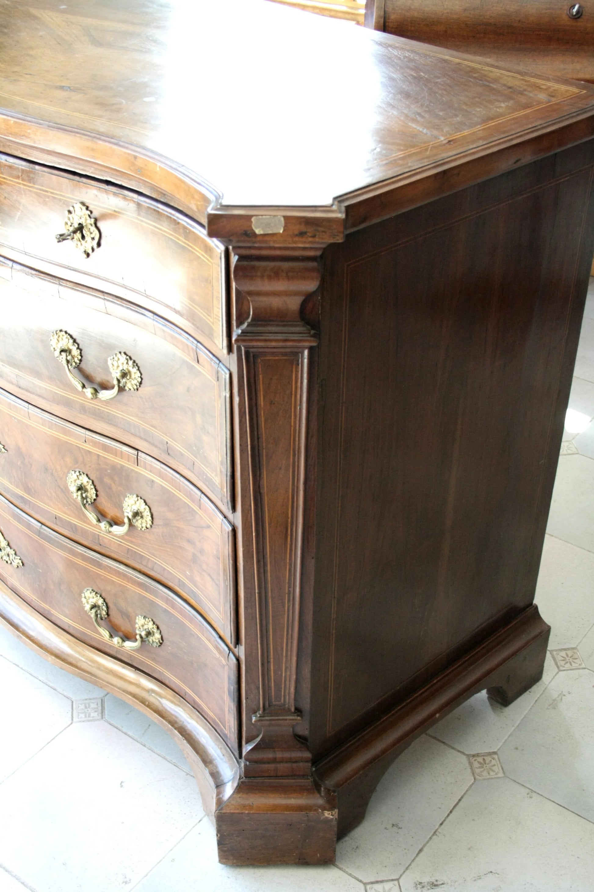 Canterano in noce xviii secolo spagna raffinato cassettone con linea elegante e fronte ricurvo in legno antico