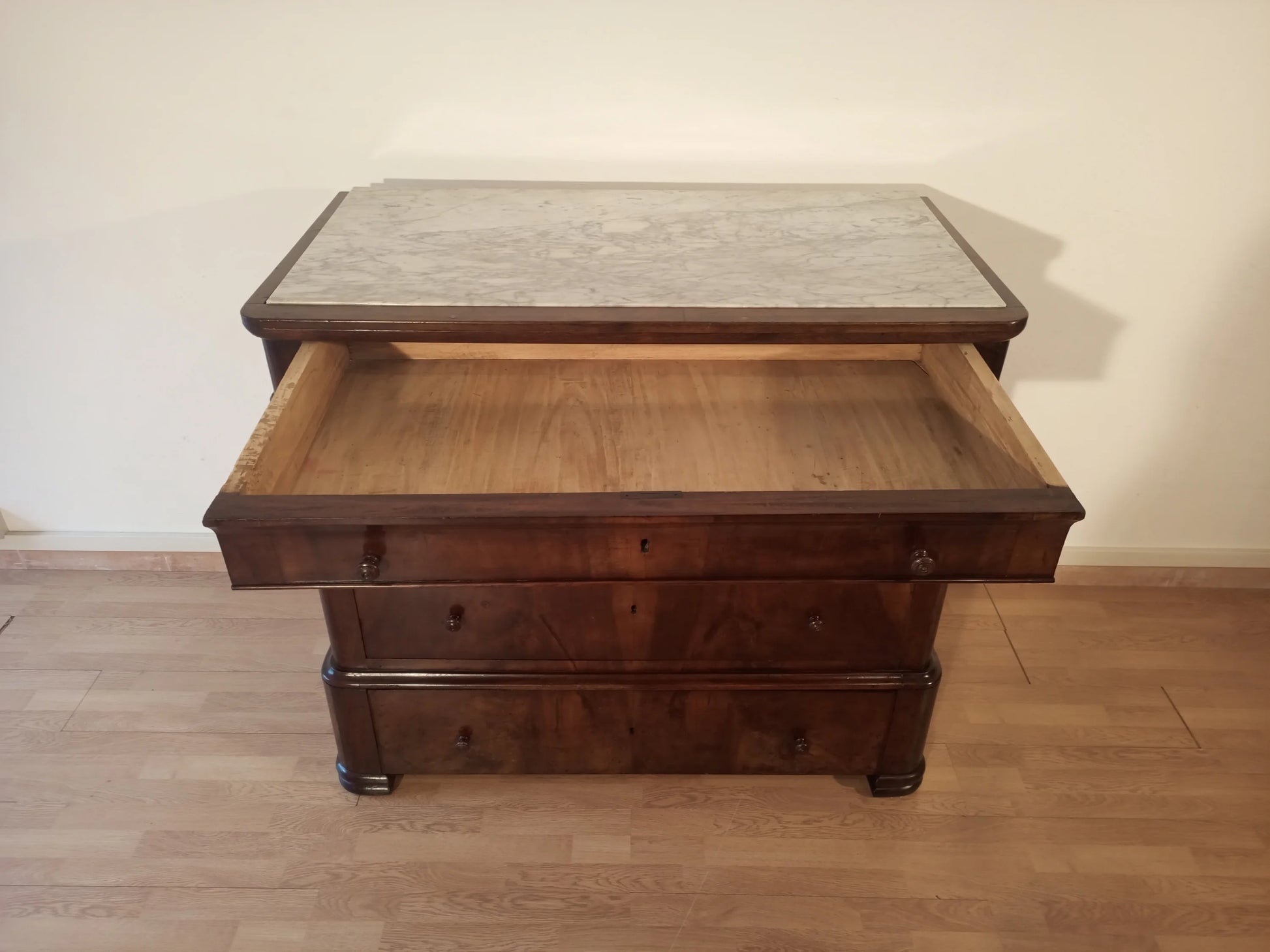 Cassettiera in legno italiana con cinque cassetti del xix secolo con un cassetto parzialmente aperto