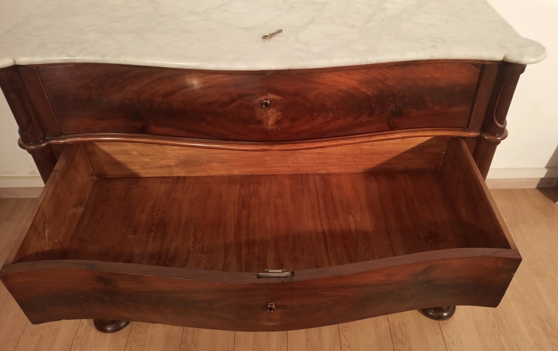 Cassettone luigi filippo in piuma di mogano con ripiano in marmo bianco carrara xix secolo