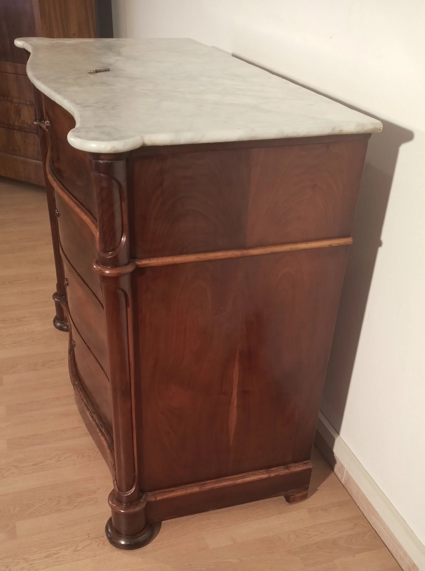 Cassettone luigi filippo in piuma di mogano con ripiano in marmo bianco carrara xix secolo