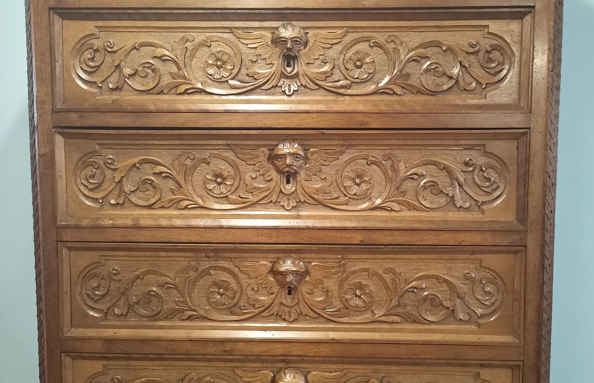 Cassettiera italiana in noce intagliato ottocentesca con cassetti decorati e dettagli di testa di leone