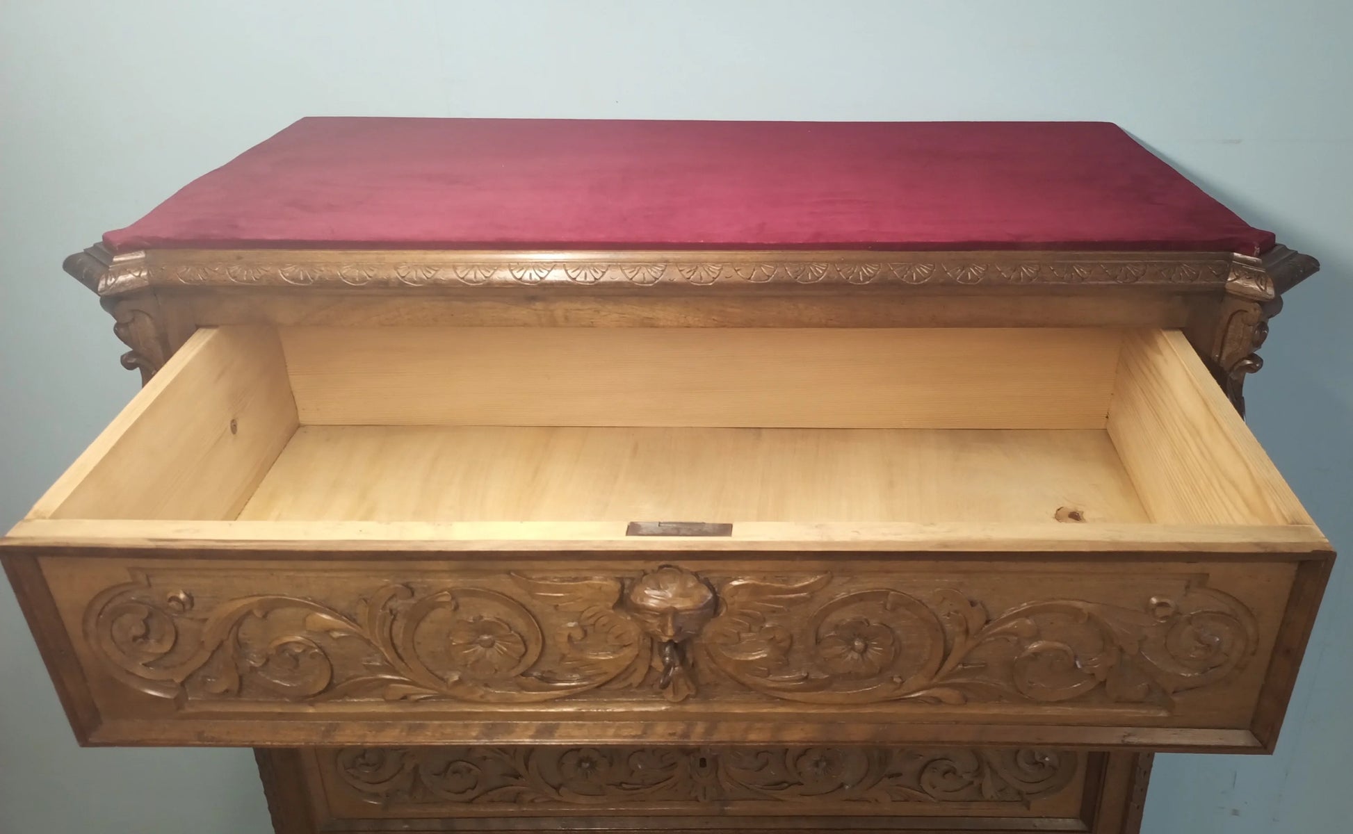 Cassettiera italiana in noce intagliato ottocentesca con cassetto ornato, piano bordeaux e interno crema