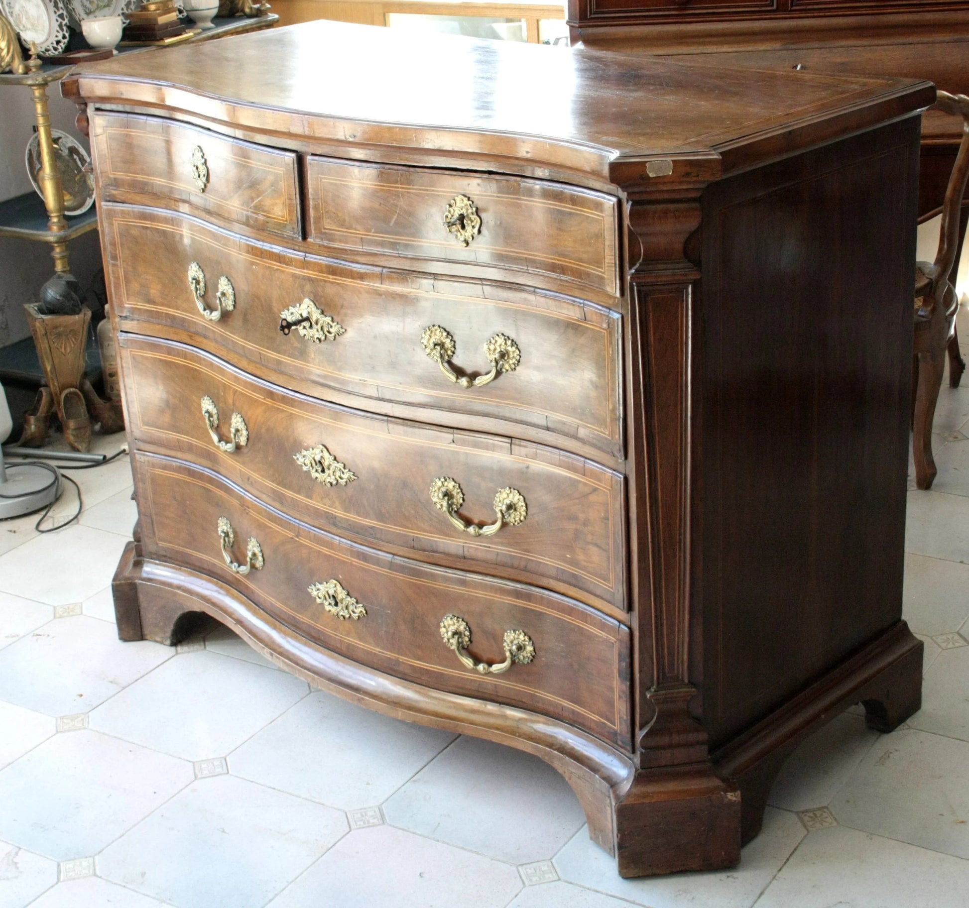 Raffinato cassettone in noce con fronte ricurvo e linea elegante con maniglie in ottone, XVIII secolo Spagna