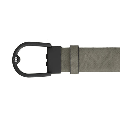 Montblanc elegante cintura tubolare in pelle grigio medio con fibbia nera opaca e stella argento su cinturino verde oliva