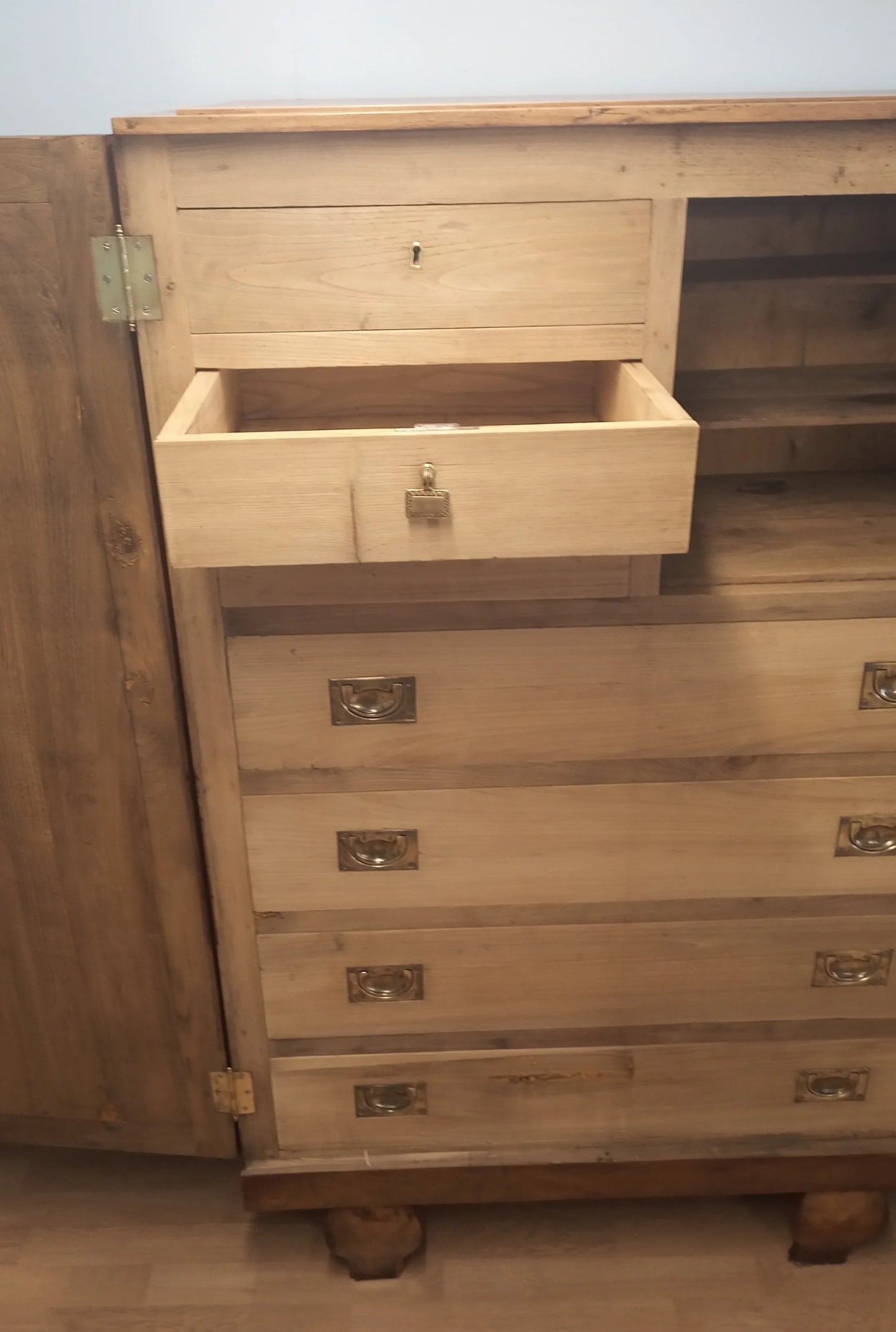 Mobile con cassettiera interna in noce inizi 900 restaurata con cassetti in legno e maniglie in ottone