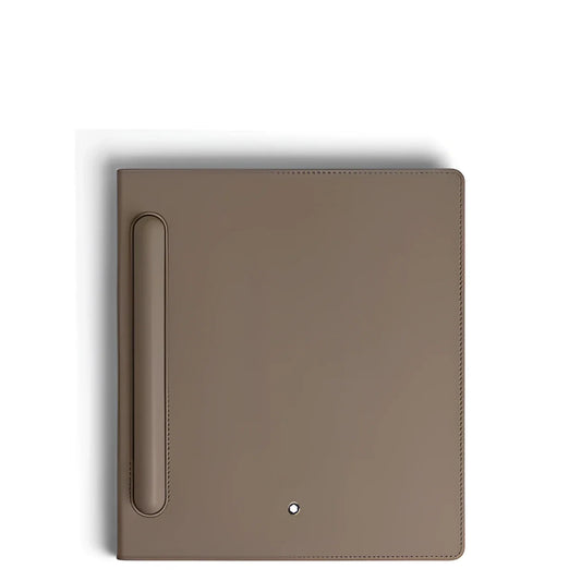 Portfolio digitale montblanc in pelle taupe con bordo cucito e emblema metallico minimalista modello mastice 135040