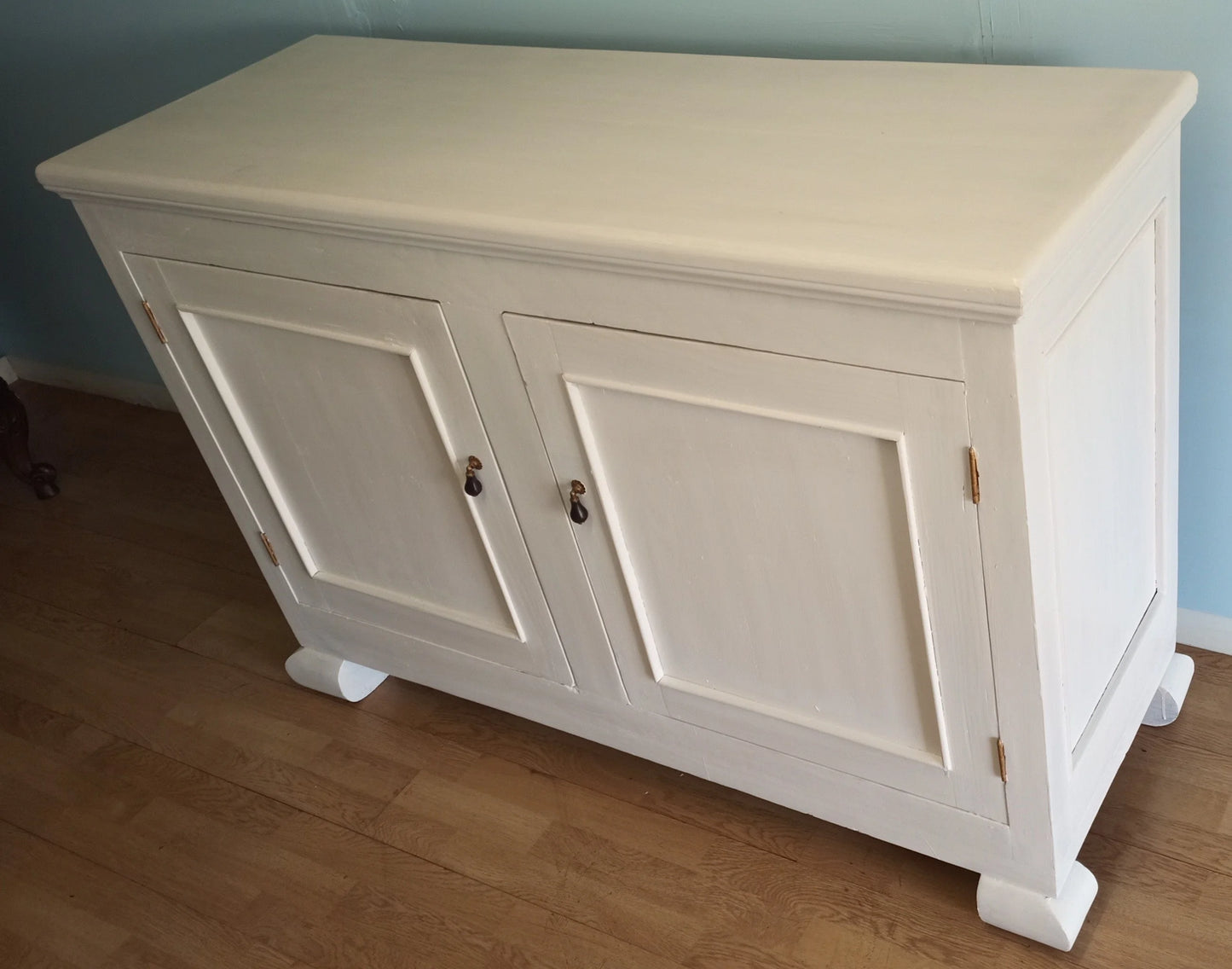 Madia credenza dispensa in legno bianco avorio con due ante e piedi decorativi design provenzale shabby