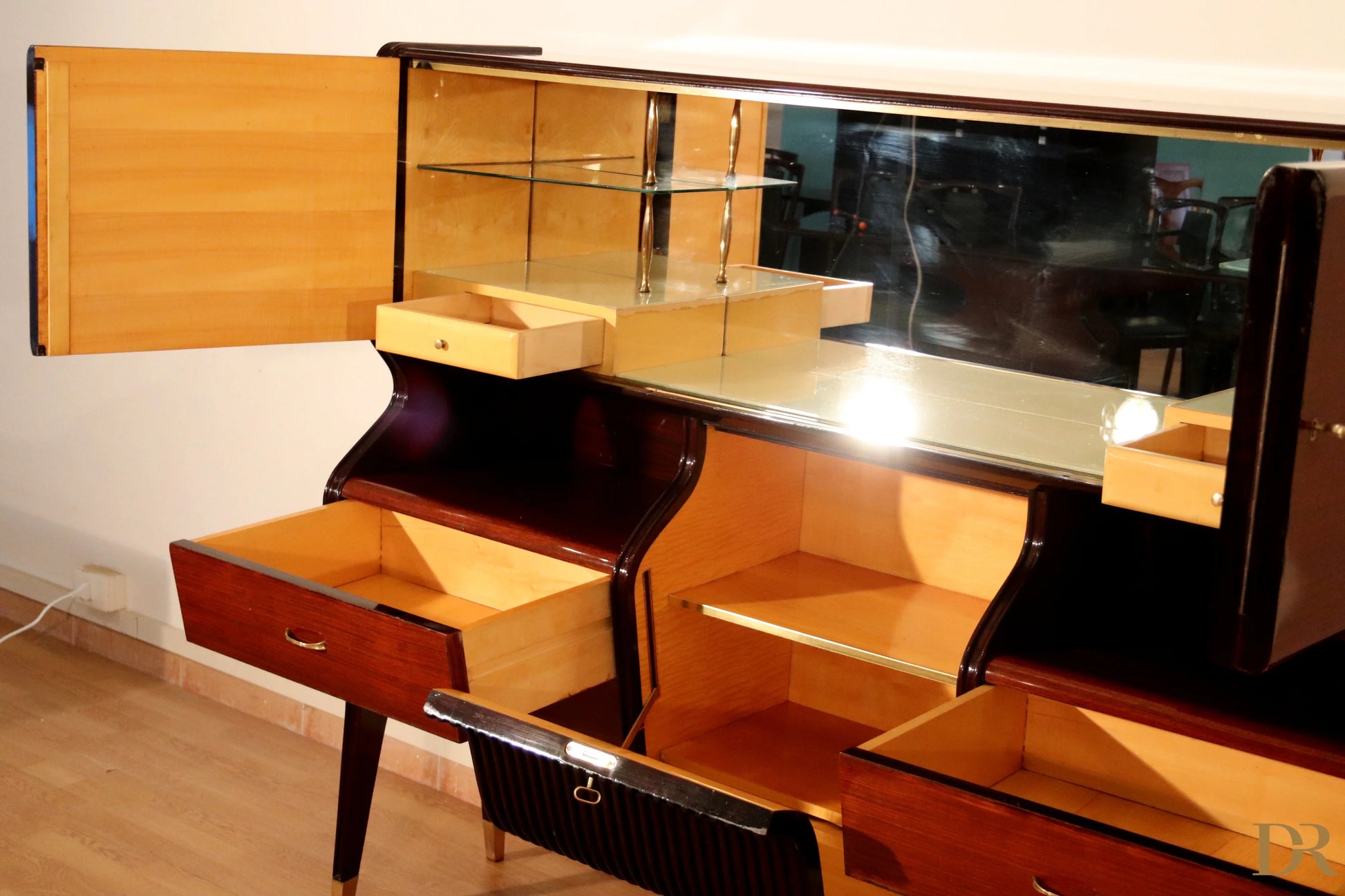 Credenza di metà secolo di osvaldo borsani in mogano e palissandro con top specchiato e cassetti aperti elegante design in vetro