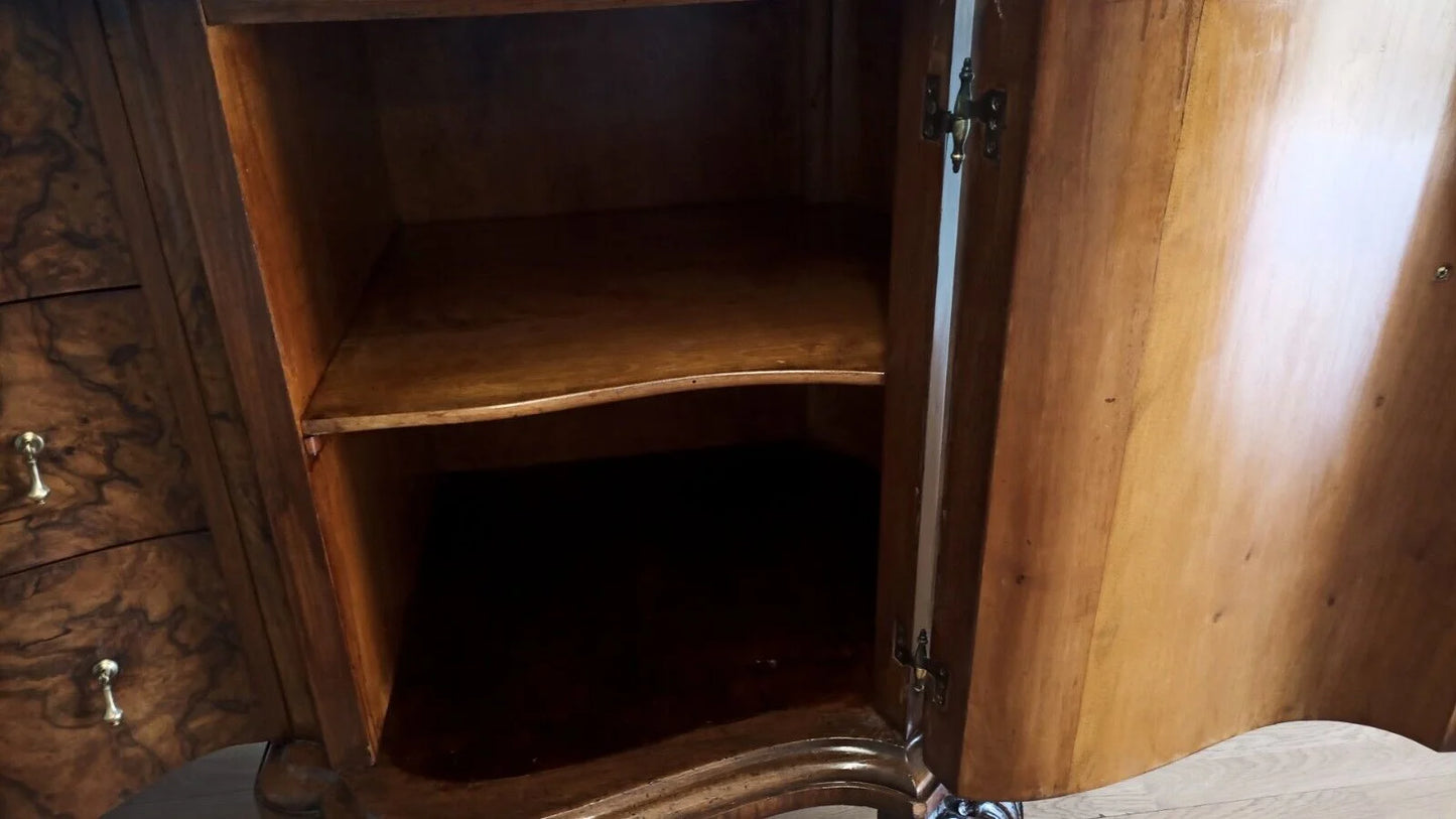 Credenza bassa chippendale in radica di noce con angolo in legno e anta aperta per conservazione elegante