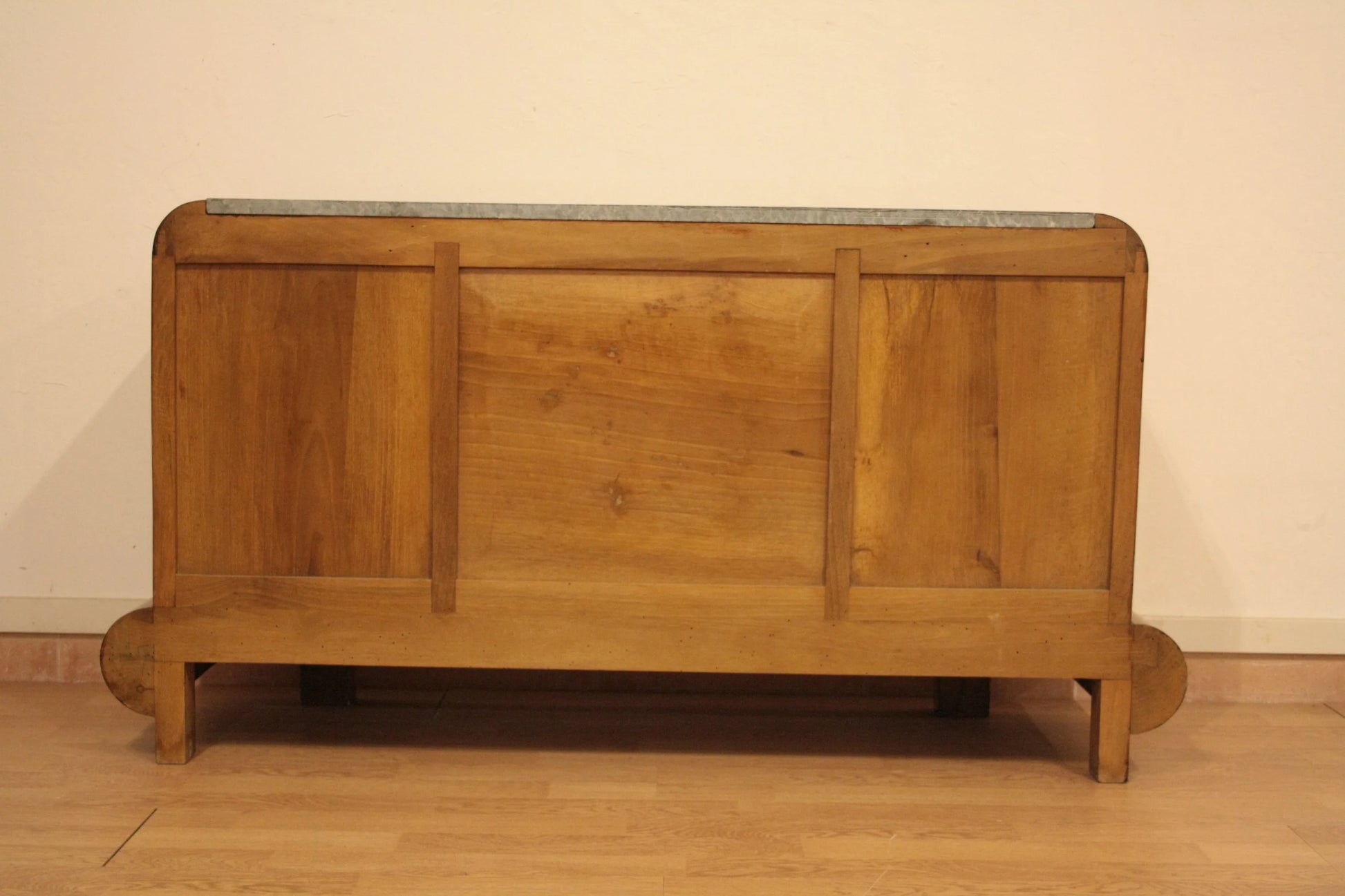 Sideboard in noce art decò anni 50 con piano in marmo, esempio di antiquariato modernariato vintage italiano