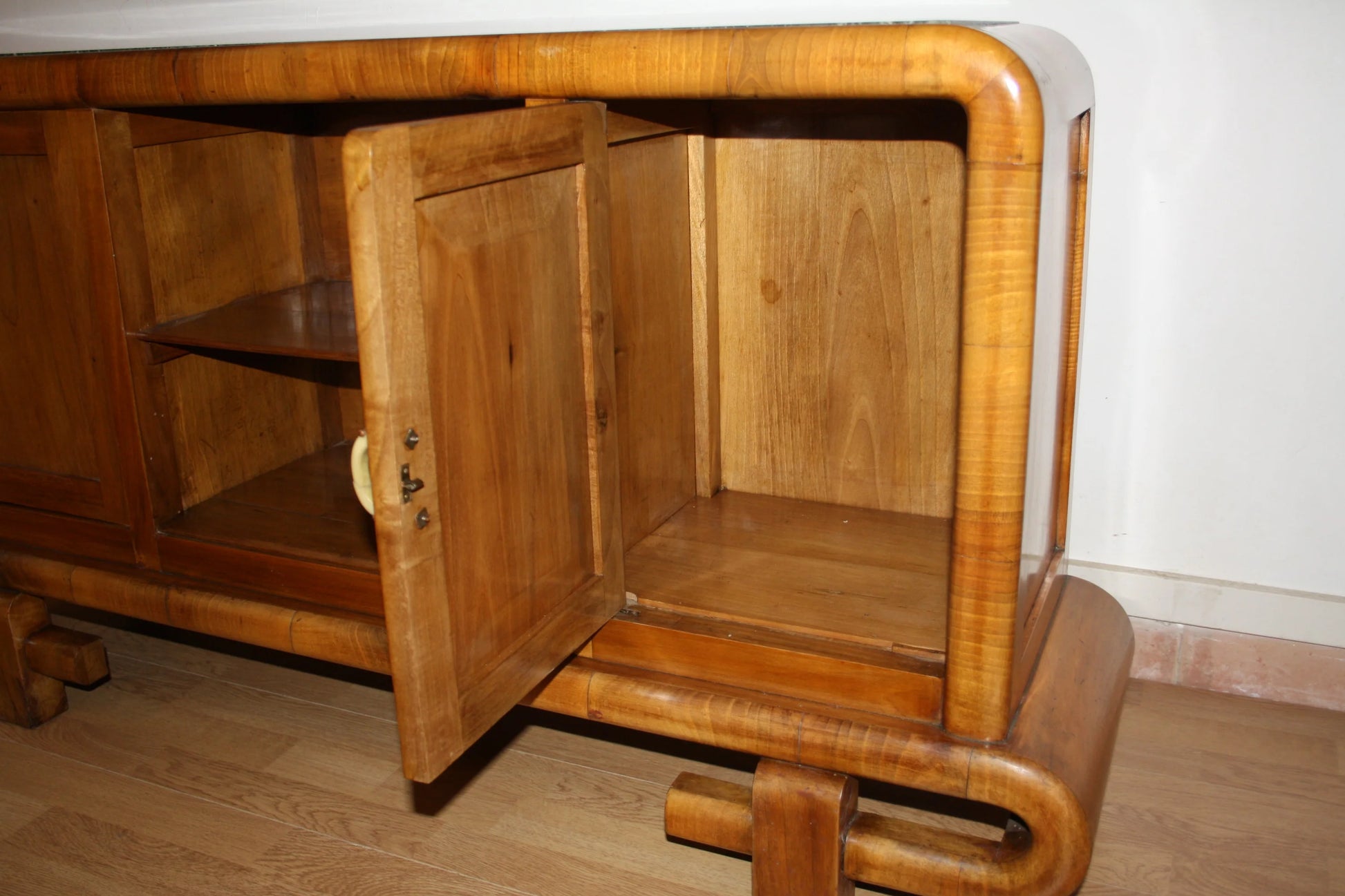 Toeletta in noce art decò anni 50 mid century modern con ante aperte in stile antiquariato vintage italiano