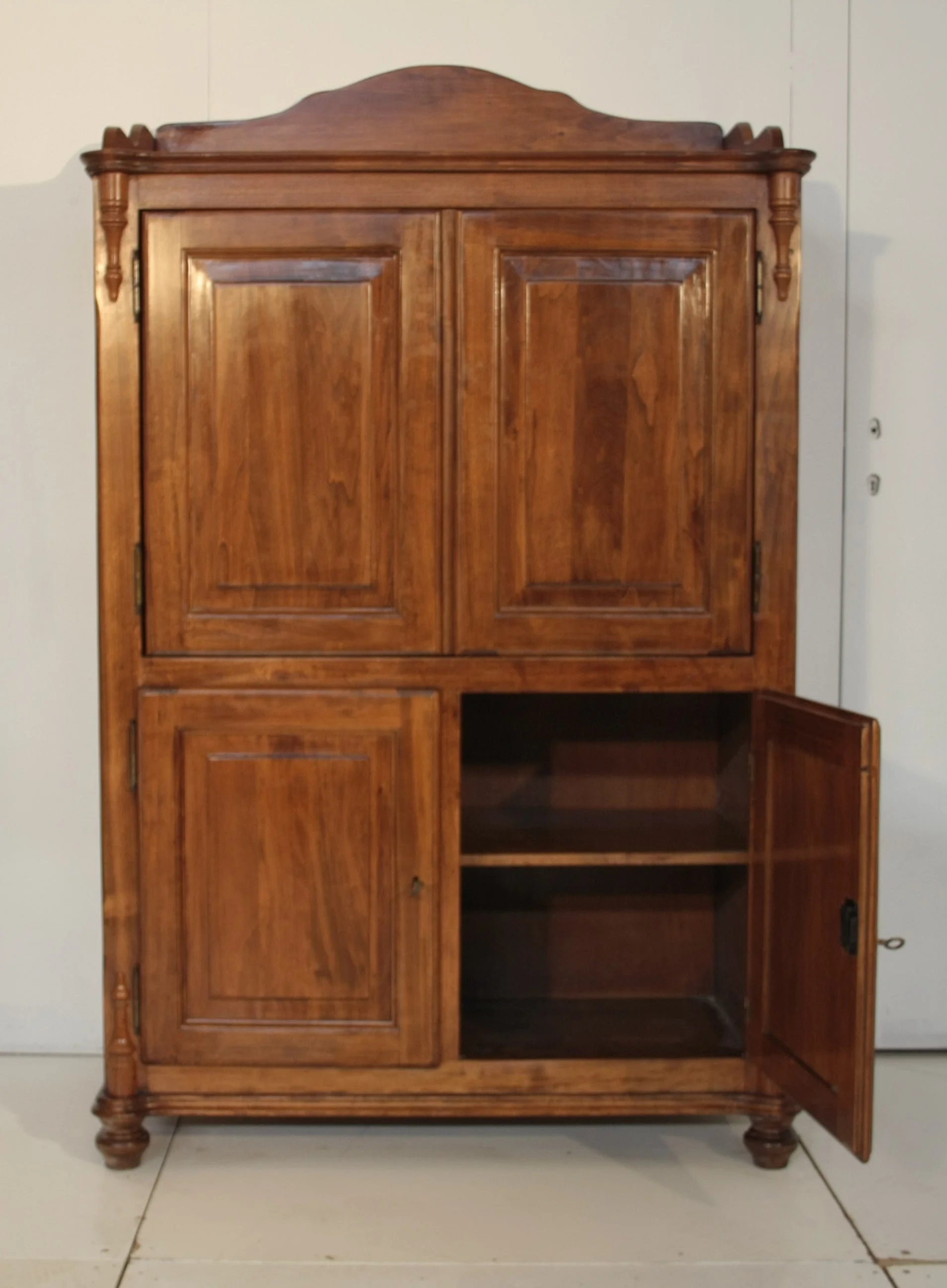 Credenza classica in legno con quattro ante, cornice decorativa e ruote, ideale per dario raia antiquariato vintage