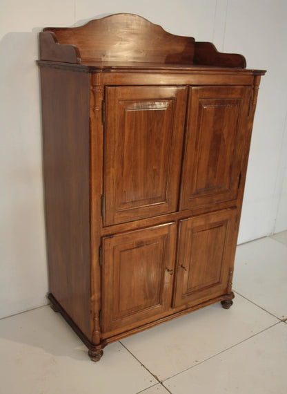 Credenza classica in legno con quattro ante, cimasa decorativa e piedi a cipolla per dario raia antiquariato vintage