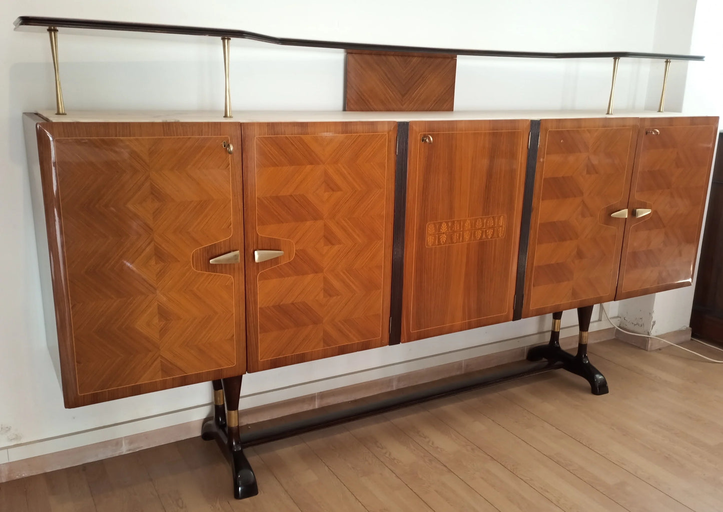 Credenza mid-century in legno con porte geometriche e piedi in metallo mobile bar consolle vittorio dassi