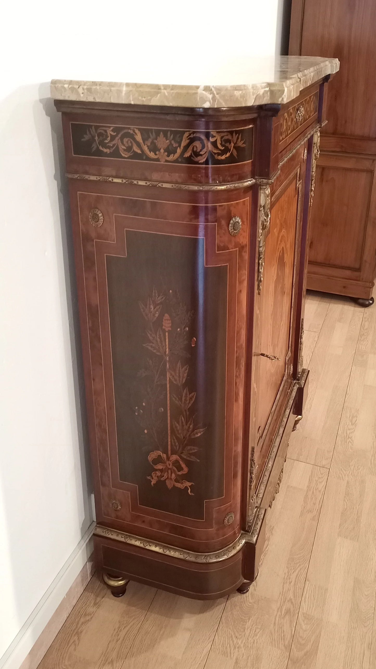 Splendida credenza bassa intarsiata in legno con applicazioni in ottone e marmo del xx secolo in varie essenze