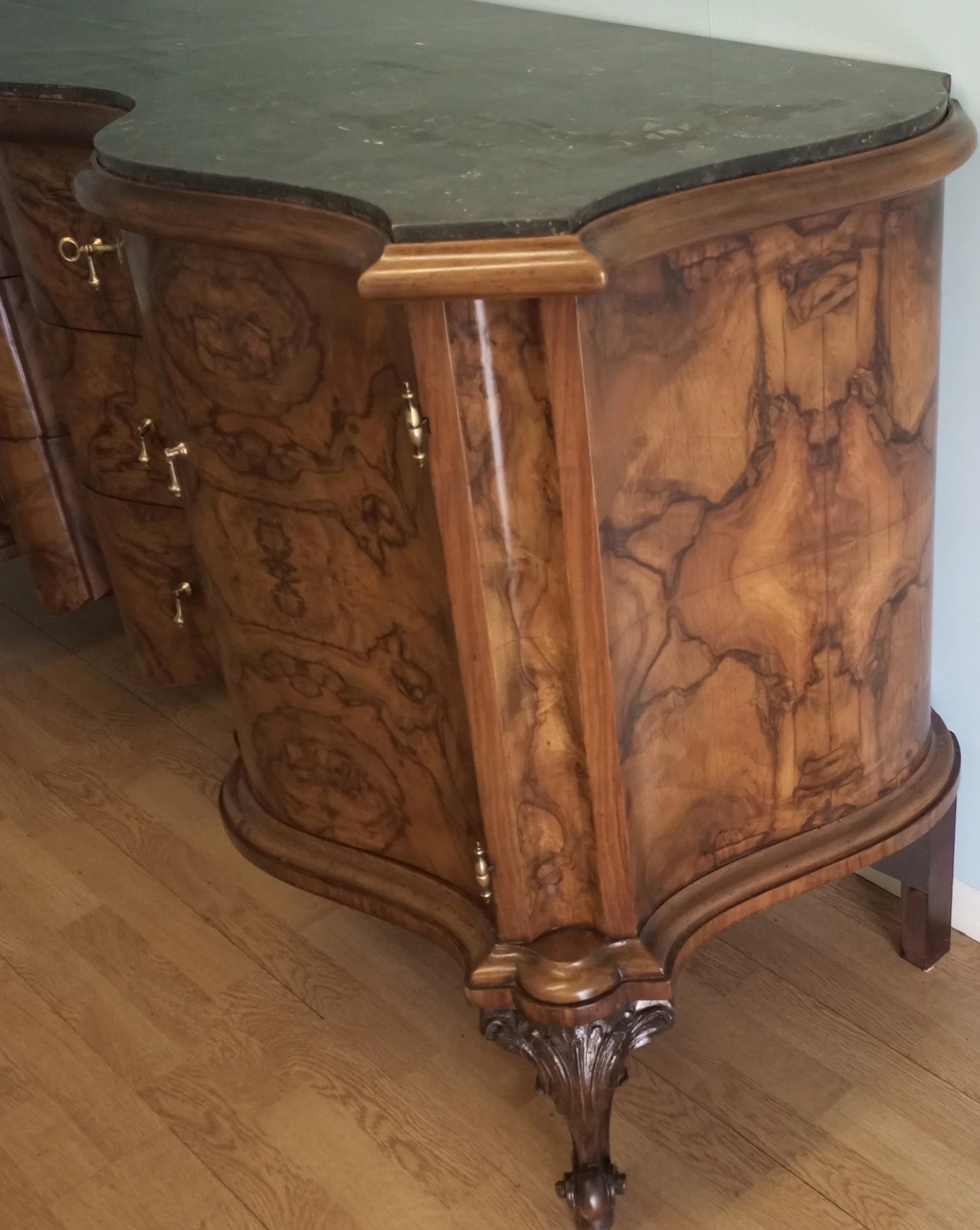 Credenza bassa chippendale in radica di noce con intarsi scolpiti e gambe curve in legno elegante