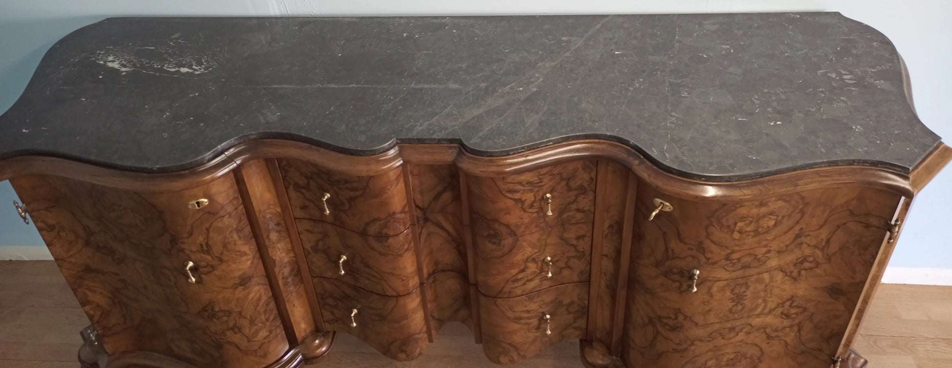Credenza bassa chippendale in radica di noce con fronte curvo e finitura decorativa in rame o bronzo