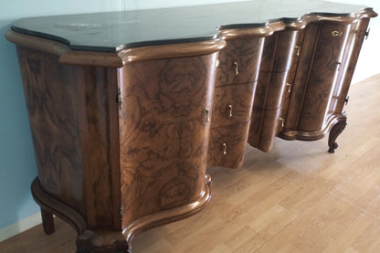 Credenza bassa chippendale in radica di noce con pannelli curvi e raffinato intarsio decorativo in legno ornato
