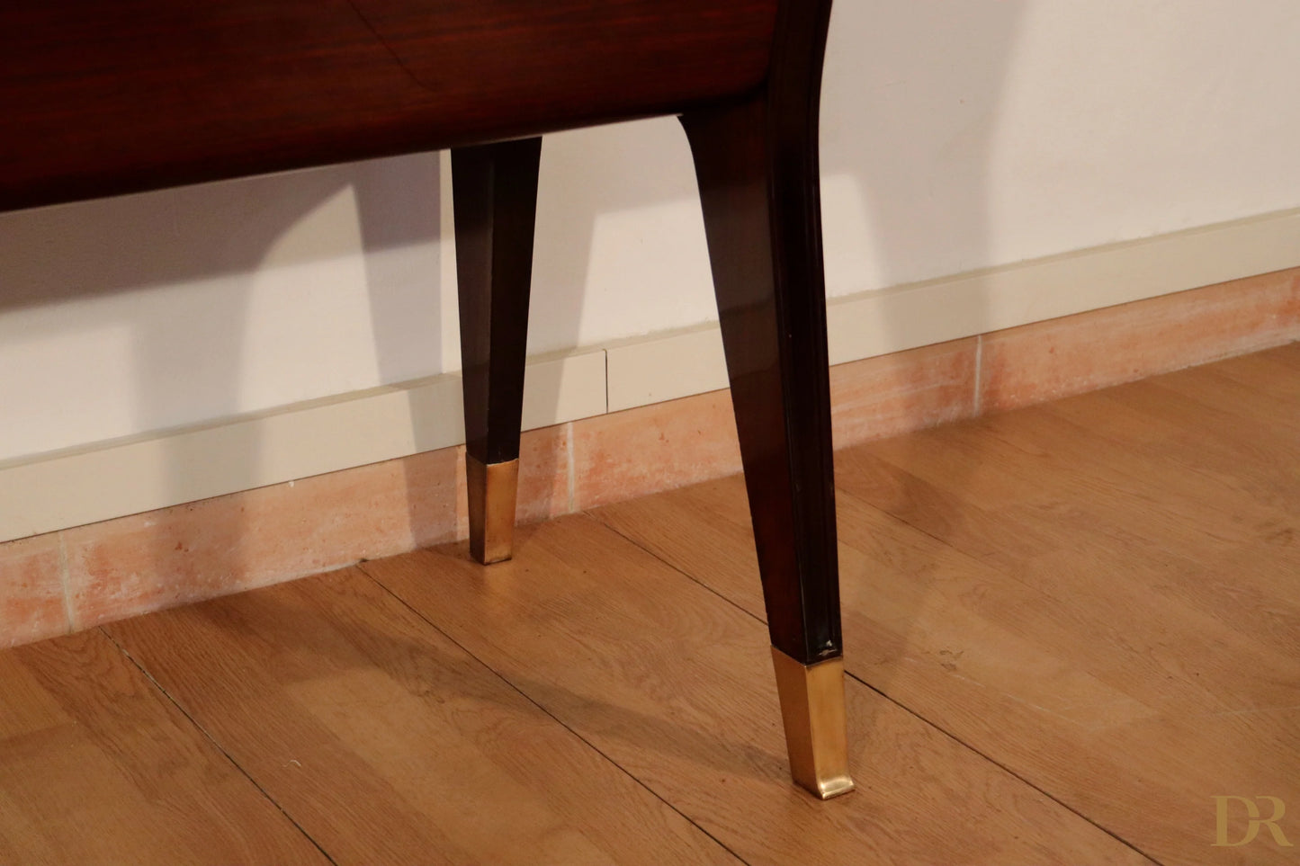 Credenza di metà secolo di osvaldo borsani in mogano con piedi a tromba e dettagli in ottone design italiano modernista