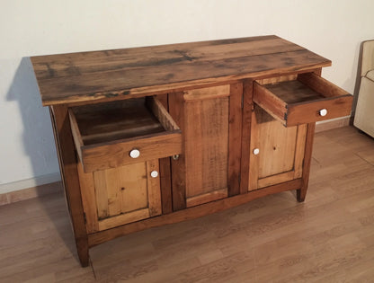 Credenza bassa in pino rustica con due ante e cassetto con pomelli bianchi proveniente dallItalia fine XIX sec