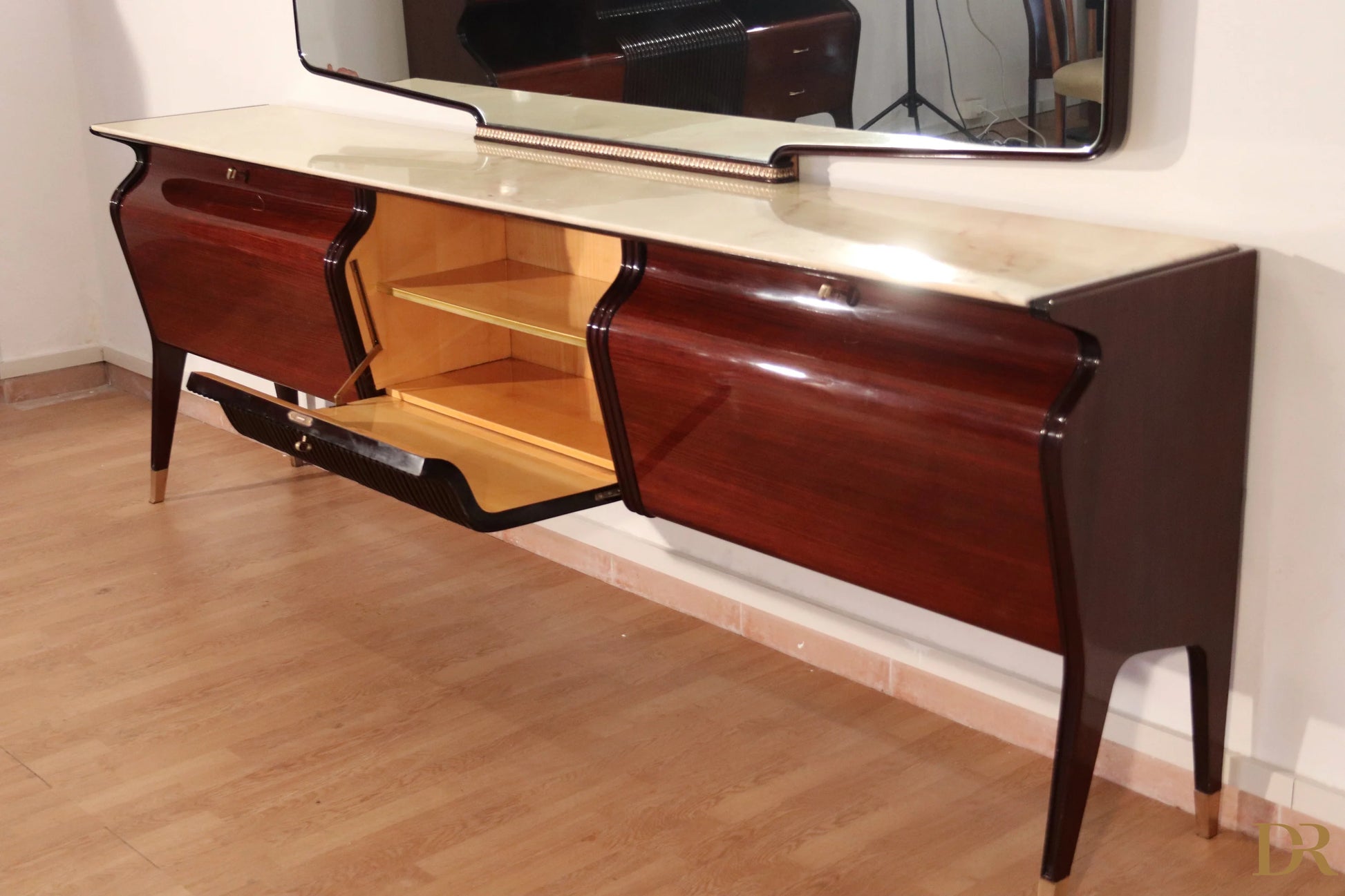 Console credenza di osvaldo borsani in mogano e palissandro con piano in onice chiaro design italiano modernista anni 50