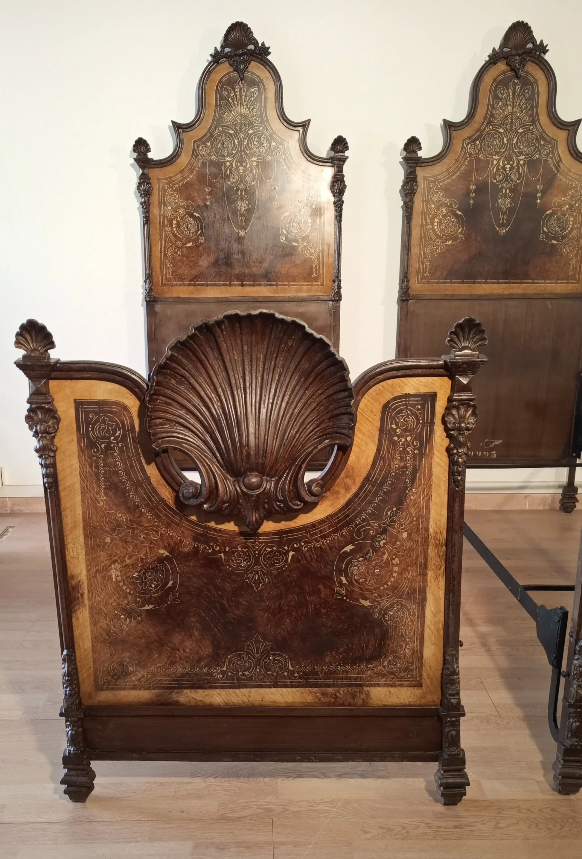 Letto italiano xix secolo in ferro battuto con intarsi in madreperla e finto legno per una casa elegante