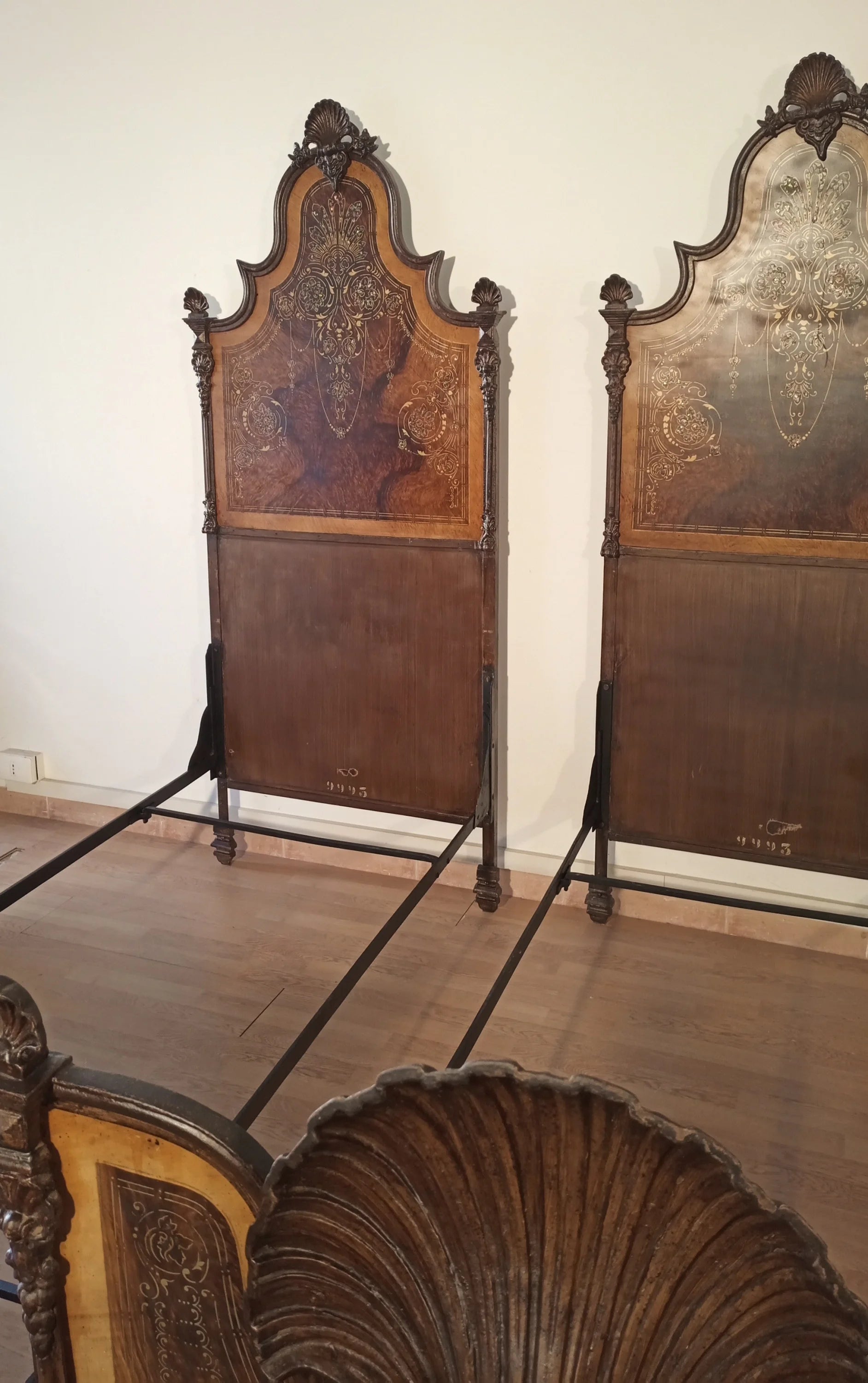 Letto italiano xix secolo in ferro battuto con testiera in legno finta scura intagliata e dettagli decorativi per casa