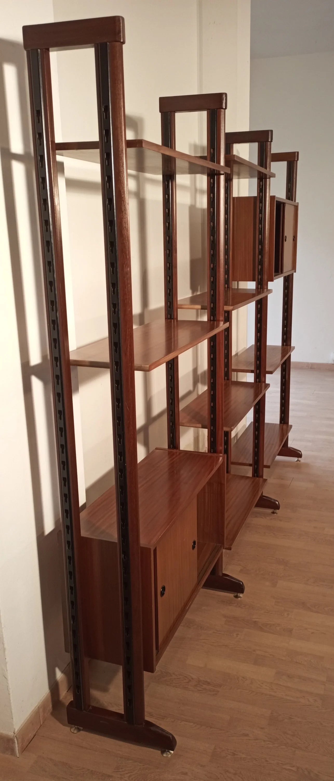 Originale libreria vintage modulare in teak con supporti verticali e ripiani orizzontali design anni 60 Italia