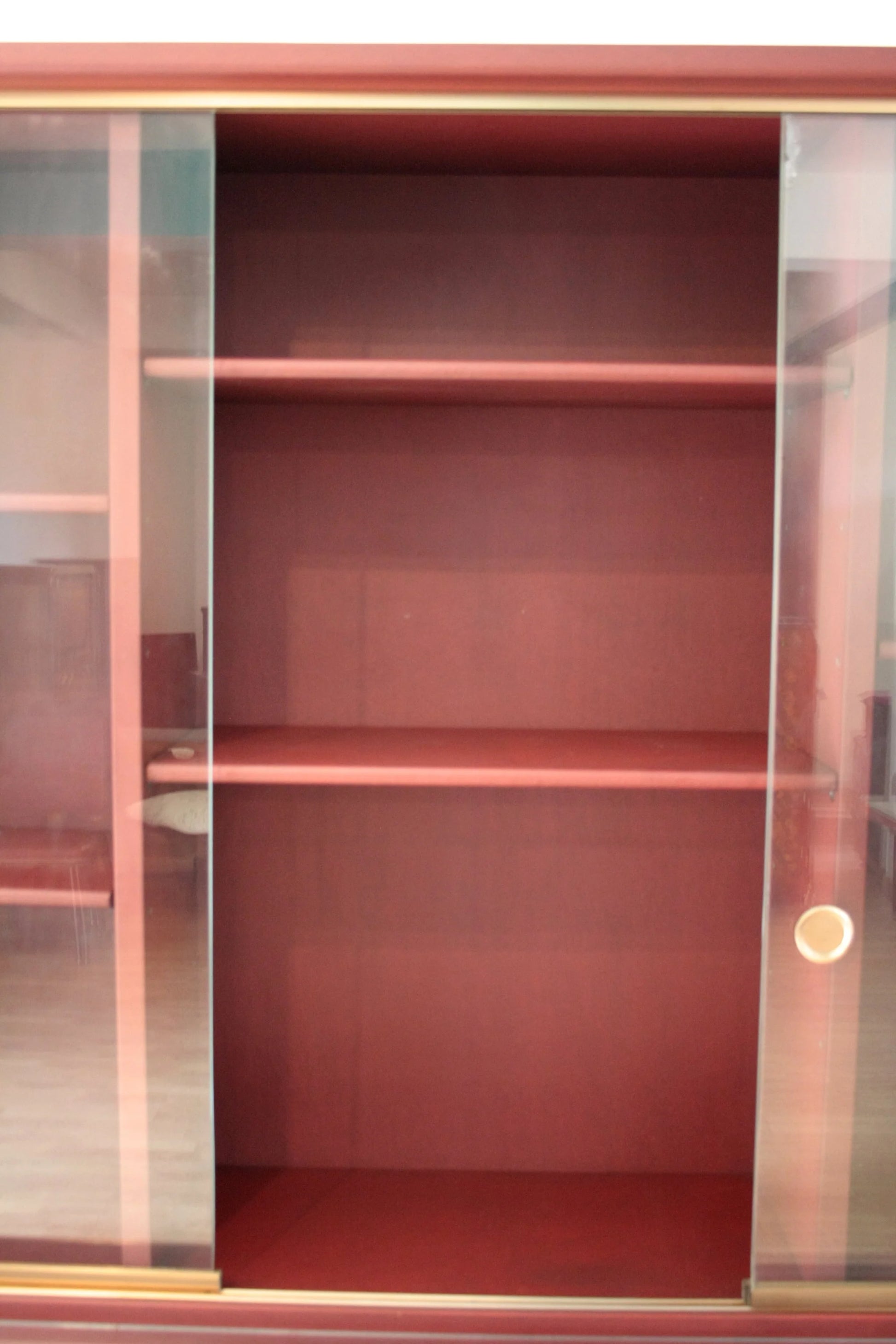 Credenza o libreria a due corpi in similpelle bordeaux con ante scorrevoli in vetro di Umberto Mascagni design italiano d’epoca