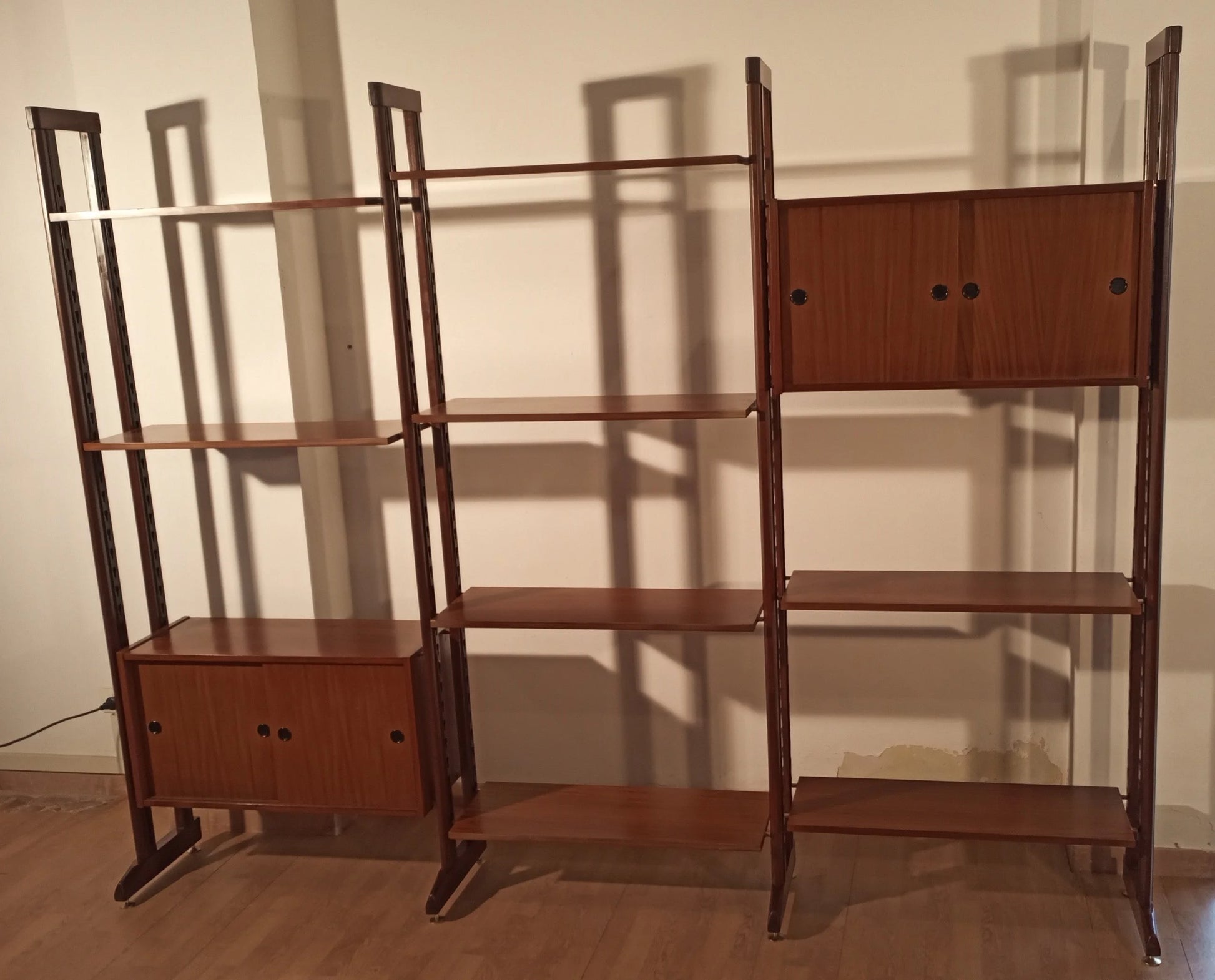 Libreria vintage modulare in teak originale anni 60 con due scomparti a anta in stile mid-century modern