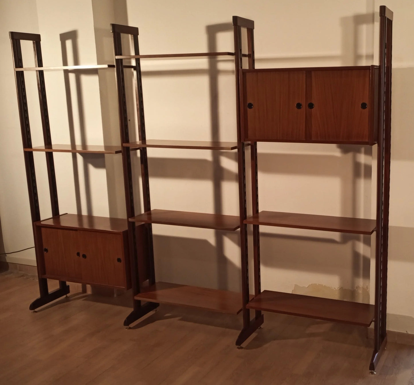 Originale libreria vintage modulare in teak con scaffali e ante in legno anni 60 italiano mid century