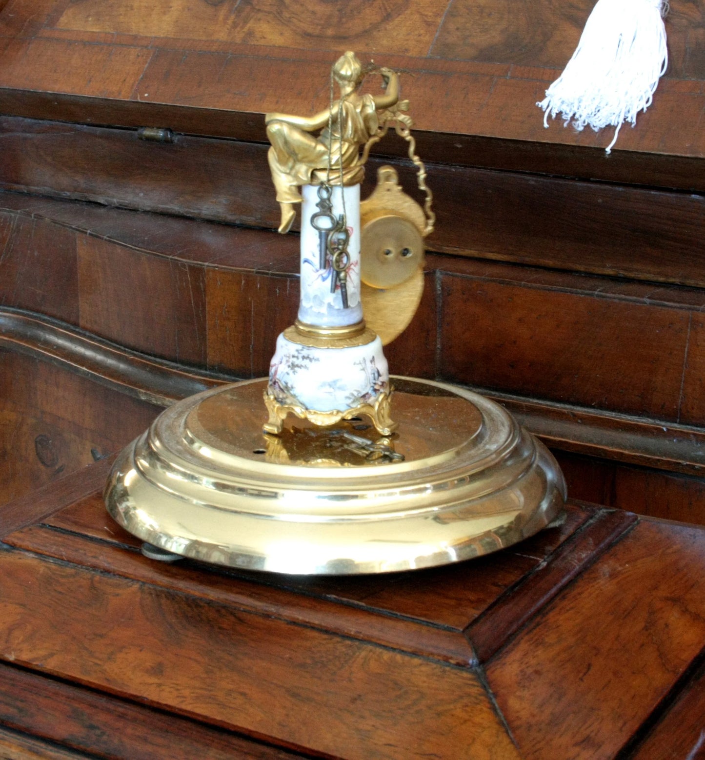 Orologio da tavolo in bronzo e smalti art decò con figura femminile e scena galanti su base xix secolo
