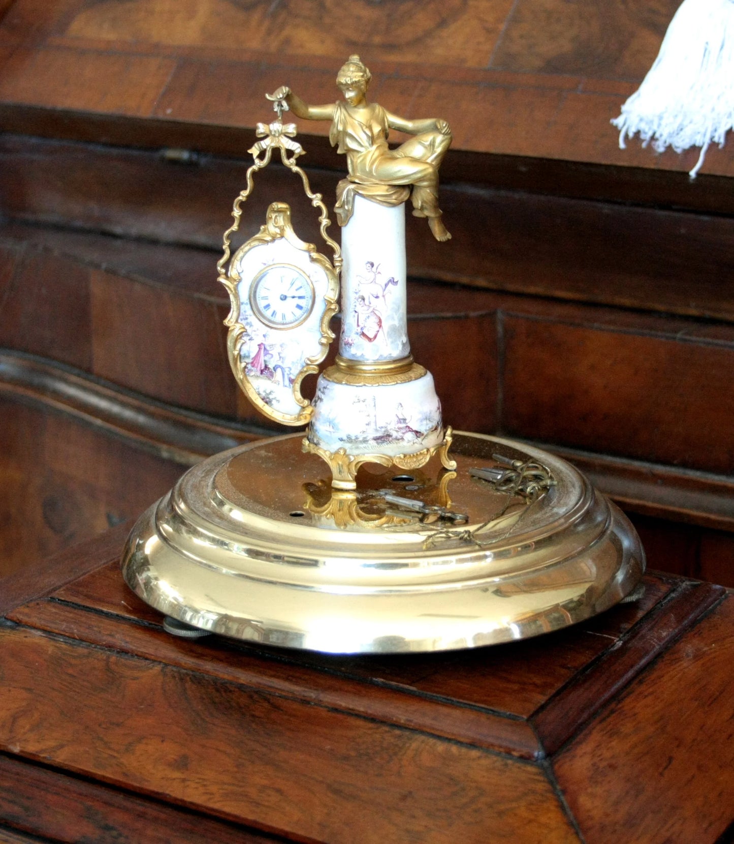Orologio da tavolo in bronzo e smalti art decò con base xix secolo e figura femminile in scena galanti