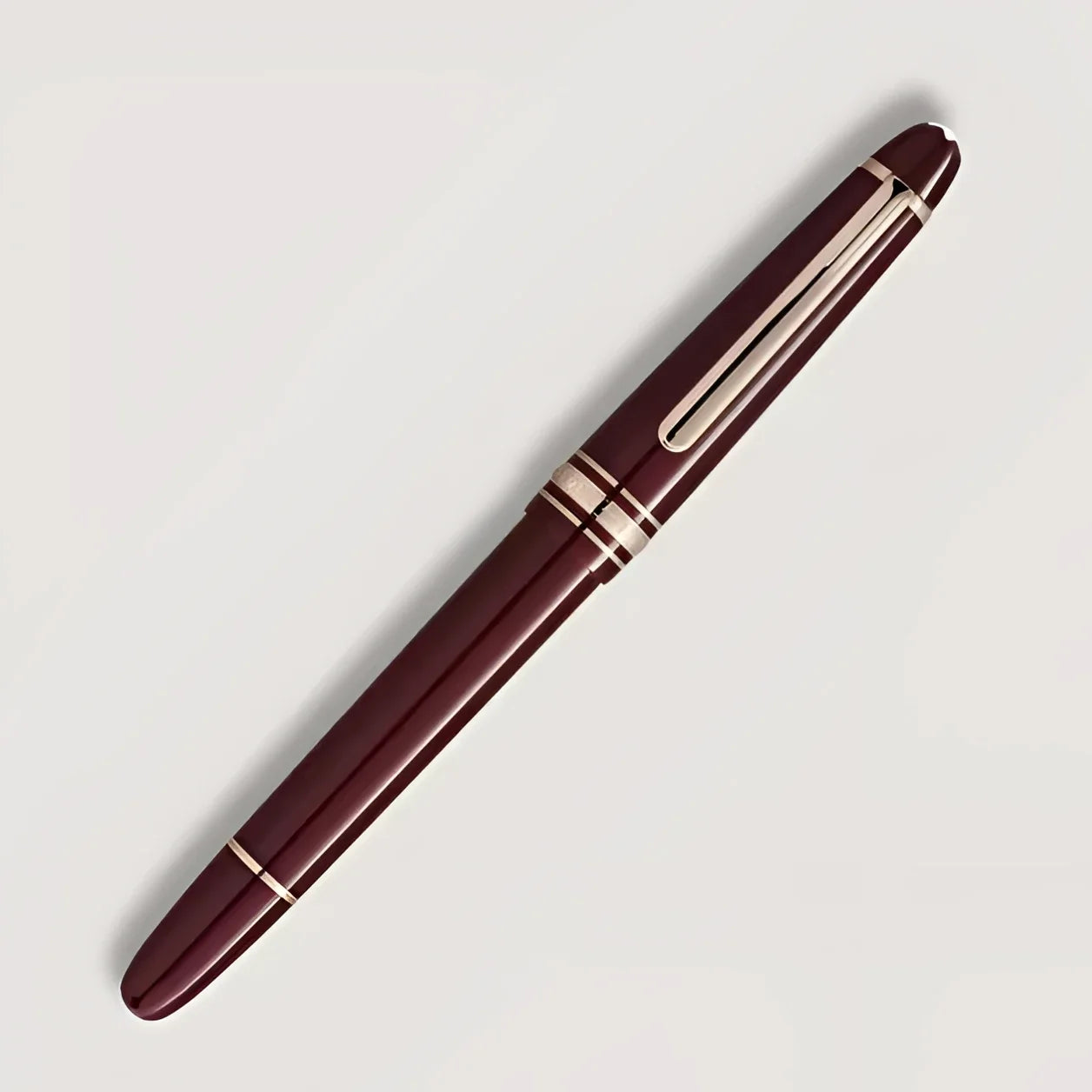 Montblanc stilografica meisterstück bordeaux classica punta m con distintiva finitura oro e dettagli in argento lucido
